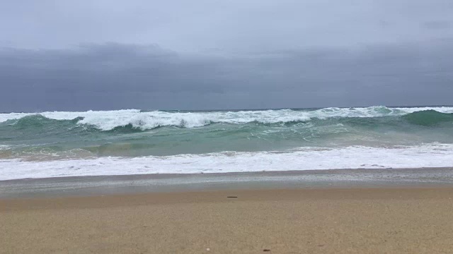 海浪到达海滩视频下载