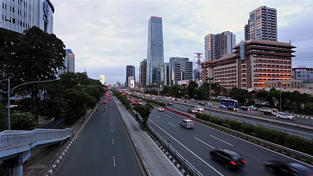 印尼首都雅加达商务区的交通状况视频素材