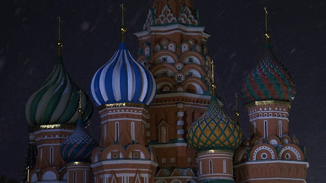 俄罗斯莫斯科，圣巴西尔大教堂的圆顶在大雪中视频素材