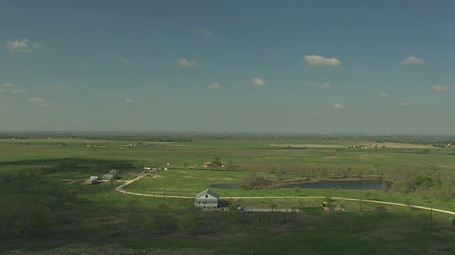 轨道拍摄的前卡梅尔山中心基地的一个农场视频下载