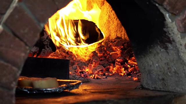 砖炉烤面包的慢动作视频视频素材