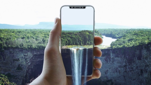 增强现实。美丽的风景锁在智能手机里。瀑布倾泻出屏幕视频素材