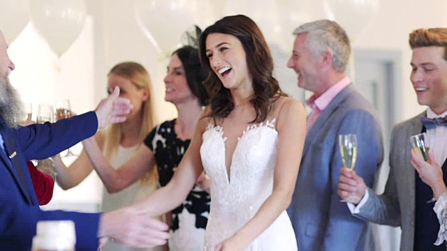骄傲的父亲在女儿的婚礼上视频素材