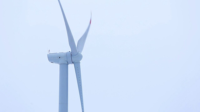 风力涡轮机旋转叶片的特写视频素材