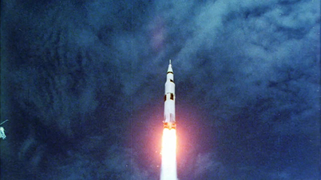 火箭或航天飞机向太空飞行时的向上角度。蓝天白云。火焰和烟留下作为排气。土星五号火箭。宇宙飞船。美国国家航空航天局。火或火焰拖在后面。视频素材