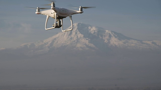 四轴飞行器在雪山上空高高地飞行视频下载