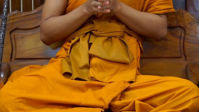 泰国僧侣正在祈祷视频素材