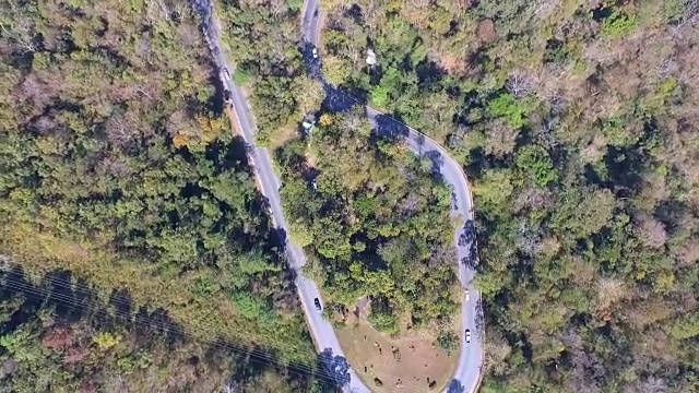 鸟瞰图飞越老补丁两车道森林道路。视频素材