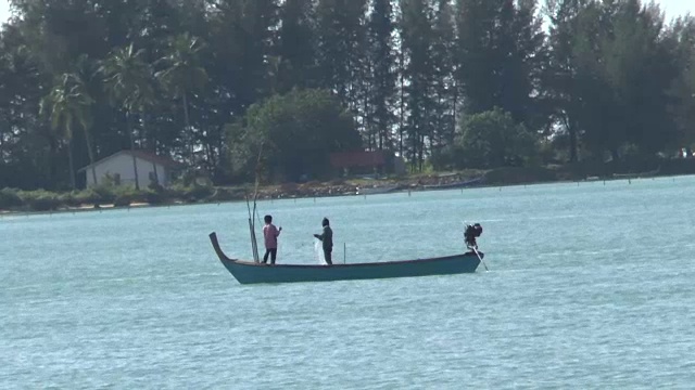 渔船在寇立海滩上视频下载