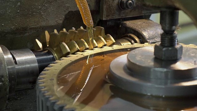 金属刀具在齿轮上冷却切削沟槽视频下载