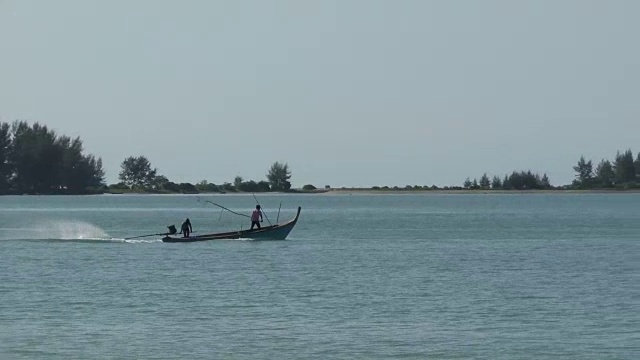 渔船在寇立海滩上视频下载