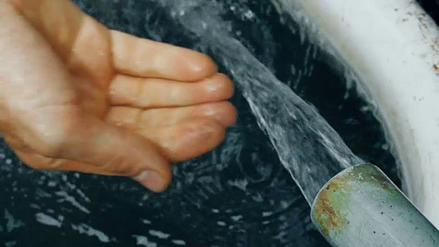 手中的流水视频素材