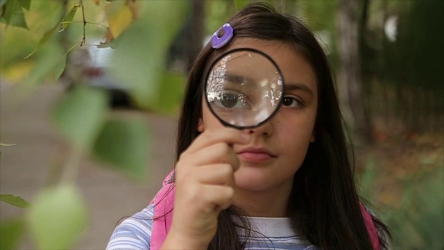 一个用放大镜看植物的可爱女生视频素材
