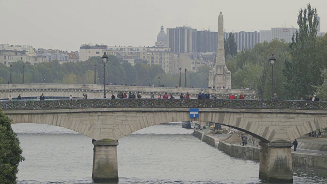 2013年，静态宽镜头显示的Pont des Arts和Pont Neuf通向Île de la Cité，巴黎。视频素材