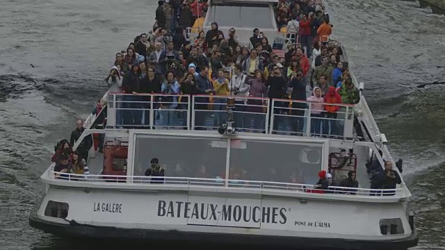 在法国巴黎塞纳河上，游客在游船上俯瞰高处的景色。视频素材
