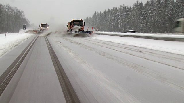 高速公路上的扫雪机视频素材