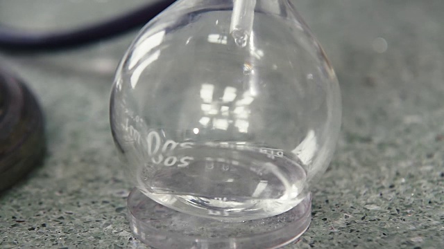 实验室中蒸馏水滴入烧瓶中视频素材