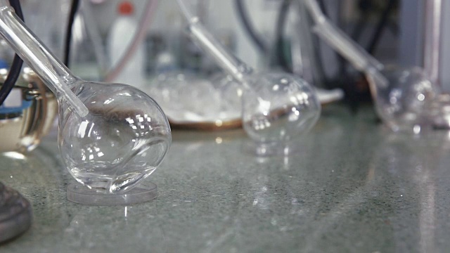 实验室中蒸馏水滴入烧瓶中视频素材