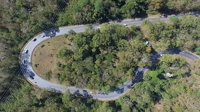 鸟瞰图飞越老补丁两车道森林道路。视频素材