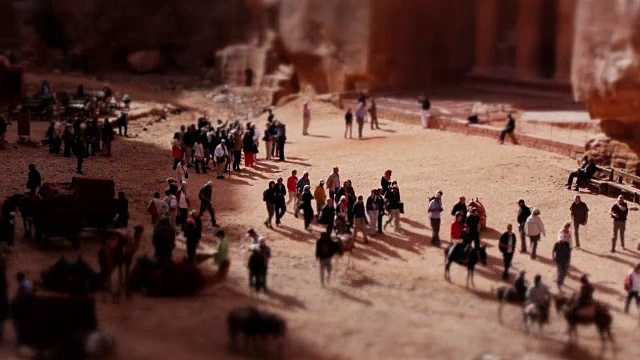 在约旦佩特拉的国库前，缩小的游客人群。视频素材