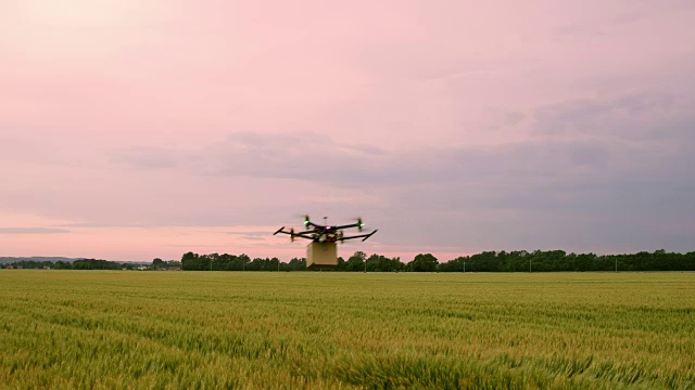 DS无人机带着包裹在乡村飞行视频素材