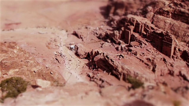 中东约旦佩特拉考古遗址的空中倾斜位移微型效应。视频素材