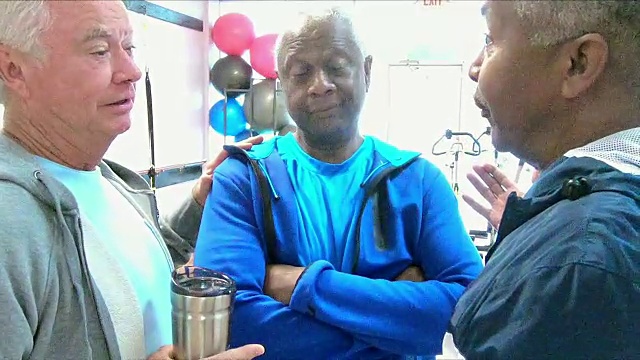 多种族的老年人在健身房聊天视频素材