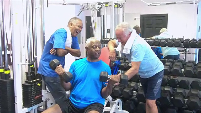 老人们在健身房聊天和锻炼视频素材