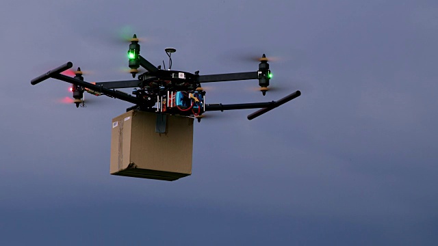 WS无人机在多云的天空中携带一个包裹视频素材