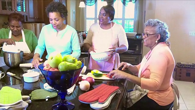 四个非裔美国妇女在厨房做饭视频素材