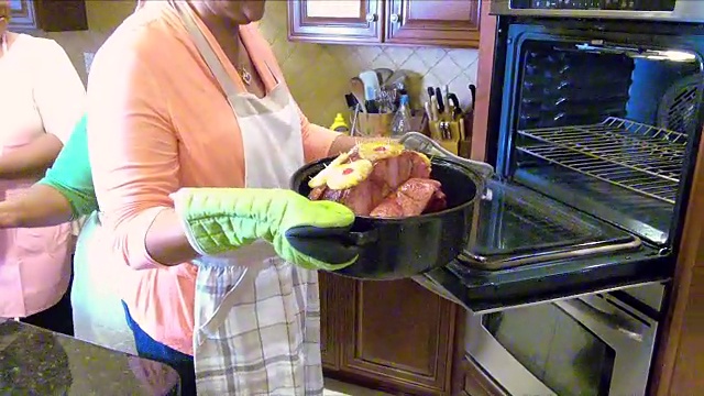 四个非裔美国妇女在厨房做火腿视频素材