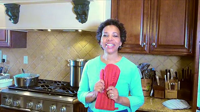 成熟的非裔美国女人在厨房聊天视频素材