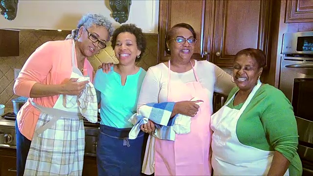 四个成熟的非裔美国女性在厨房里视频素材