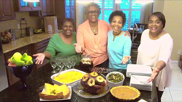 四个非裔美国妇女在炫耀自己做的饭菜视频素材