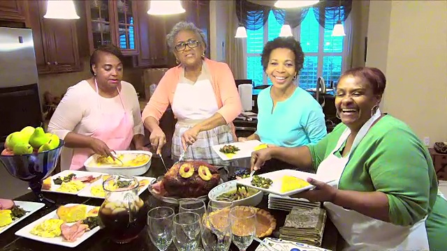 四个非裔美国女性在准备她们的节日大餐视频素材
