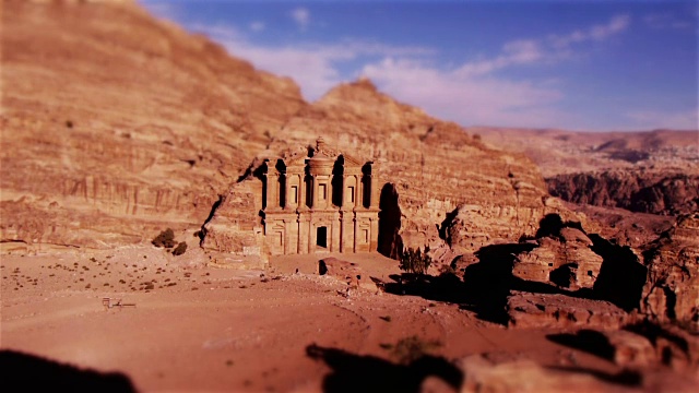 倾斜移动微型效果拍摄的Ad-Deir修道院在佩特拉，约旦视频素材