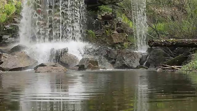 夏季田园景观。自然、水和暑假。视频下载