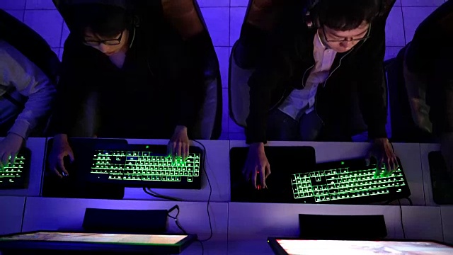 两名玩家在网吧玩电子竞技游戏的俯视图视频素材