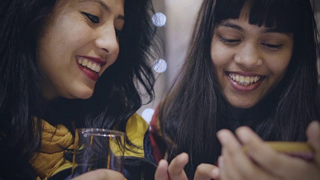 多民族女性朋友一起分享智能手机。视频素材