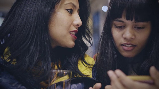 多民族女性朋友一起分享智能手机。视频素材
