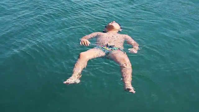孩子躺在水里休息视频素材