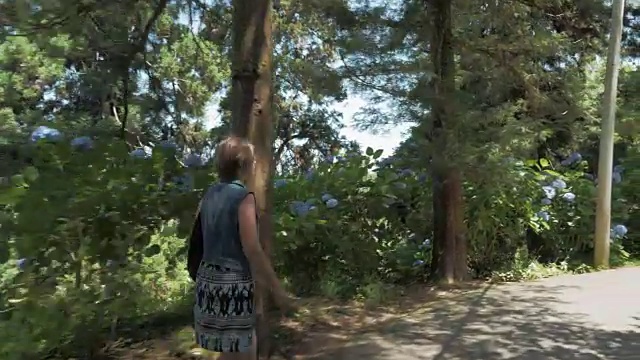 一个年轻女孩在热带植物园散步。巴统,格鲁吉亚视频素材