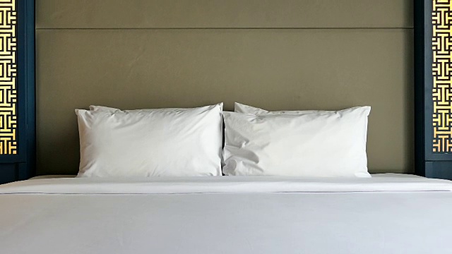 舒适的枕头在床上装饰酒店卧室内部视频下载