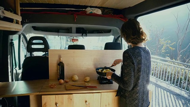 一个女人在车里做炸土豆视频下载