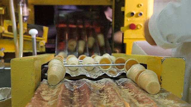 生产冰淇淋用威化杯。视频素材
