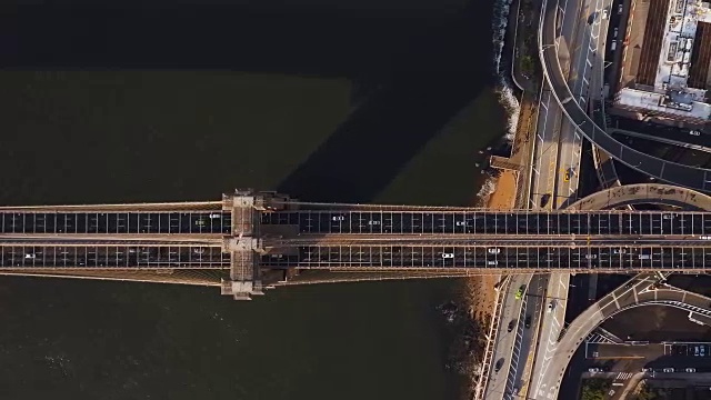 顶部鸟瞰图布鲁克林大桥在纽约，美国。无人机在曼哈顿十字路口的交通道路上空飞行视频下载
