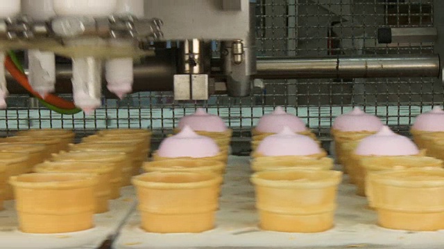 威化杯装冰淇淋。视频素材