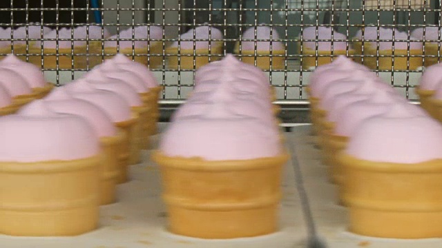 粉红果味香草冰淇淋，装在华夫饼杯里。视频素材
