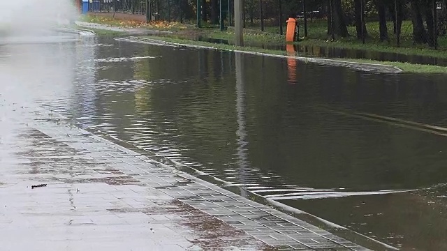 汽车穿过被水淹没的城市街道视频素材
