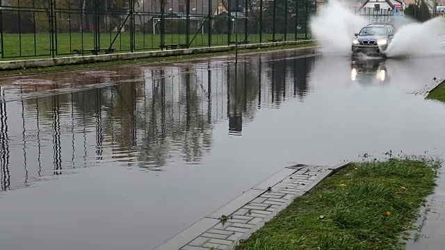 汽车穿过被水淹没的城市街道视频素材